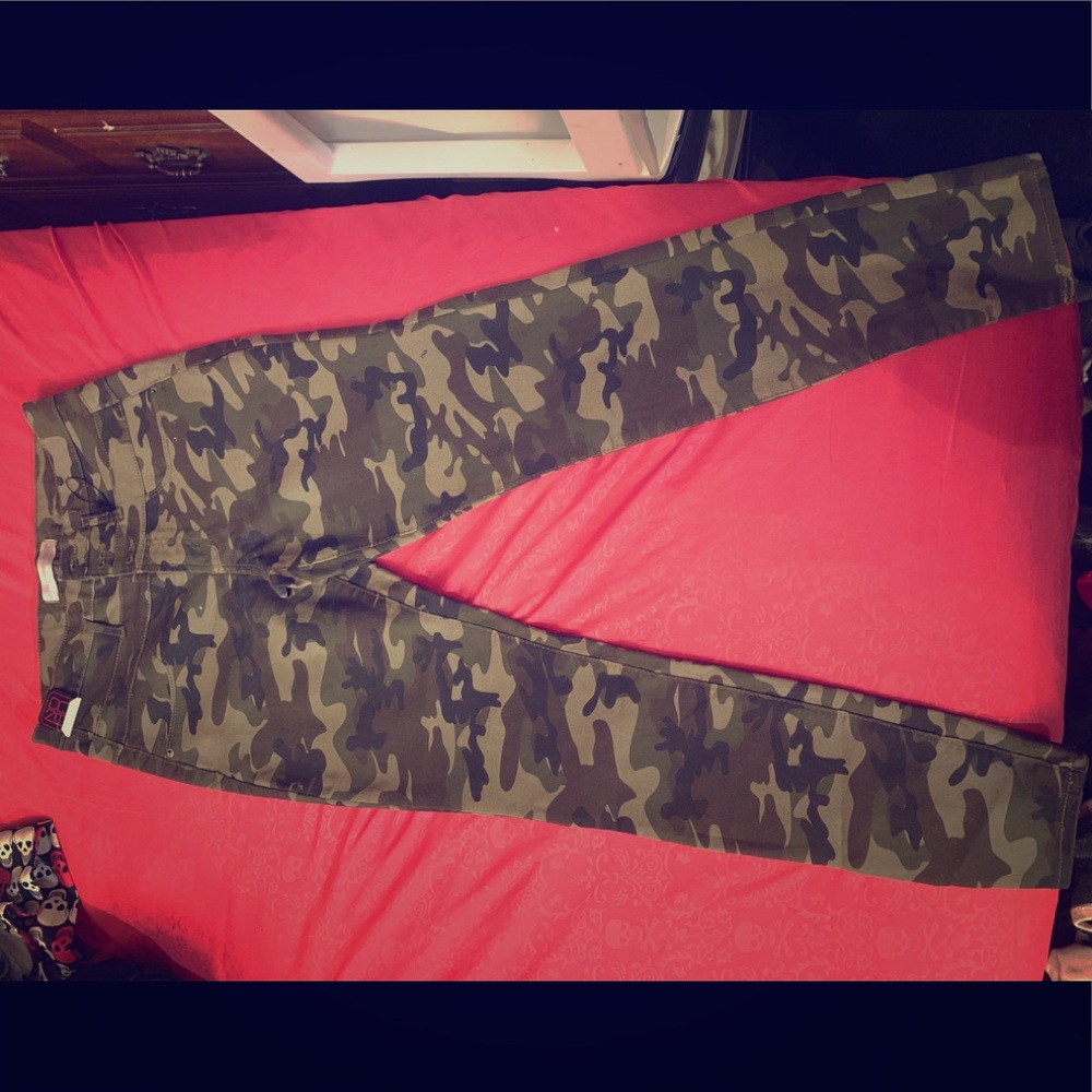 No Boundaries Camo Pants